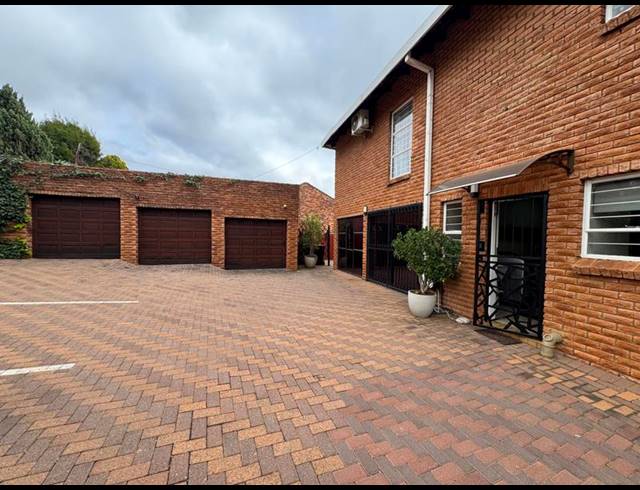 7 BEDROOM HOUSE FOR SALE IN ZWARTKOP